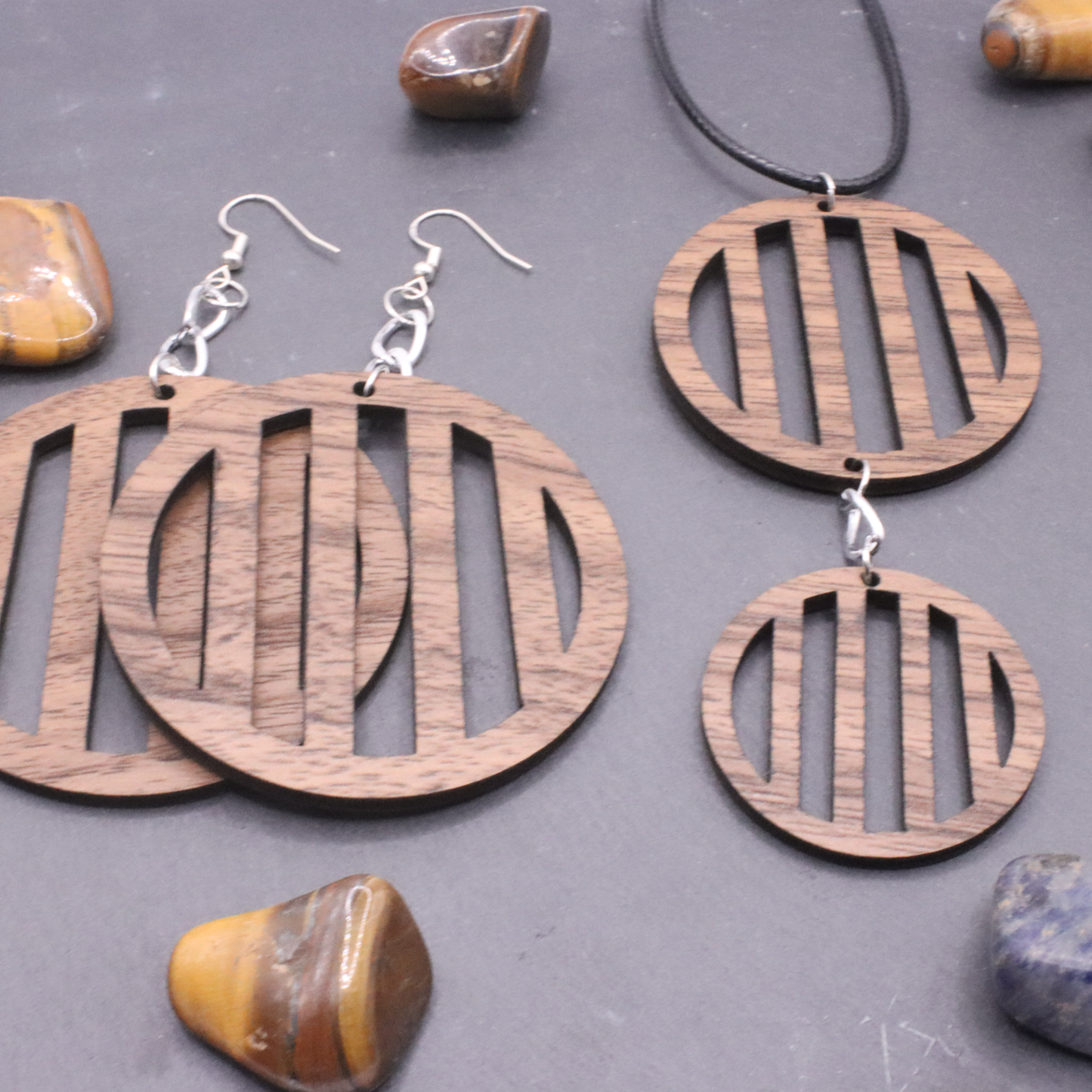 Chic and trendy round earrings - E303-E